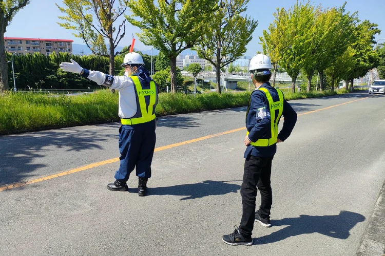 現場で交通誘導を行う警備スタッフ