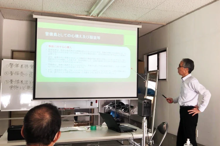 警備員としての研修を受ける様子